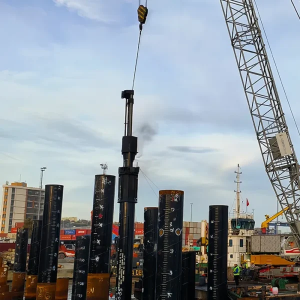 Martillos pilón diesel DD128 trabajando en el muelle de Turquía