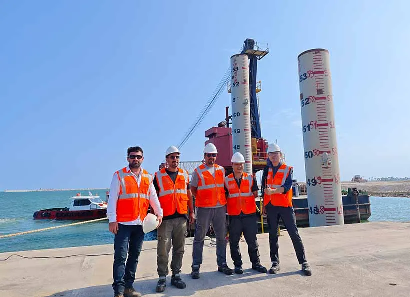 juwei-Ingenieure machen ein Gruppenfoto mit Kundenprojekten