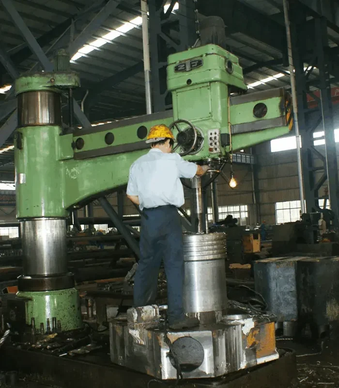 Des ouvriers de Juwei font fonctionner des équipements de production dans un atelier